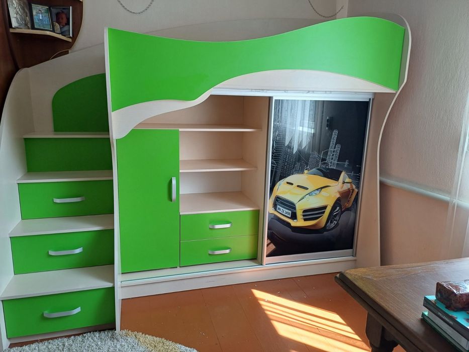 Дитяче ліжко з матрасом,+ столик для навчання