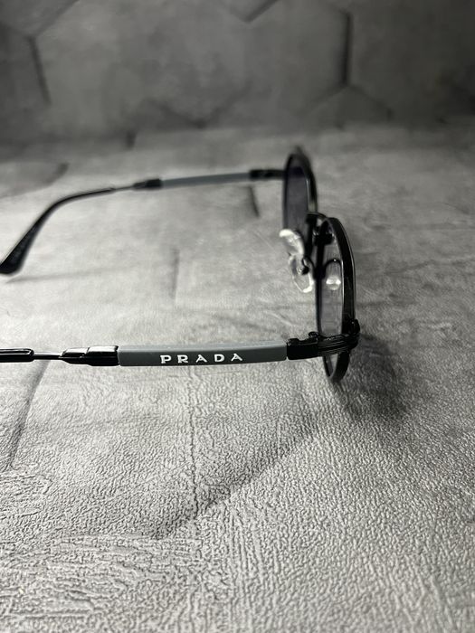 Солнцезащитные очки Prada