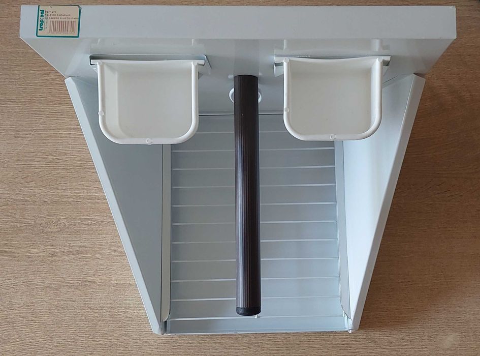 Poleiro para Pássaro, com 1 Comedouro e 1 Bebedouro. A Estrear