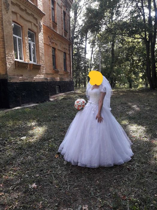 Щаслива весільна сукня
