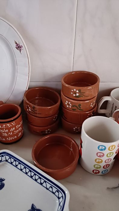 Conjunto de 34 peças diversas: copos pratos taças chávenas