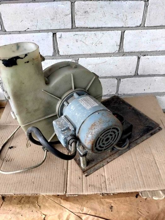 Витяжка 220в заводська