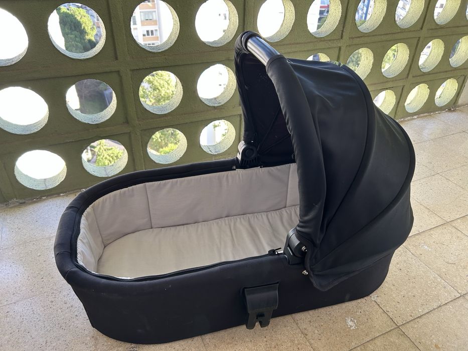 Carrinho de bebe Trio chicco Best friend com redutor - novo custa 400€