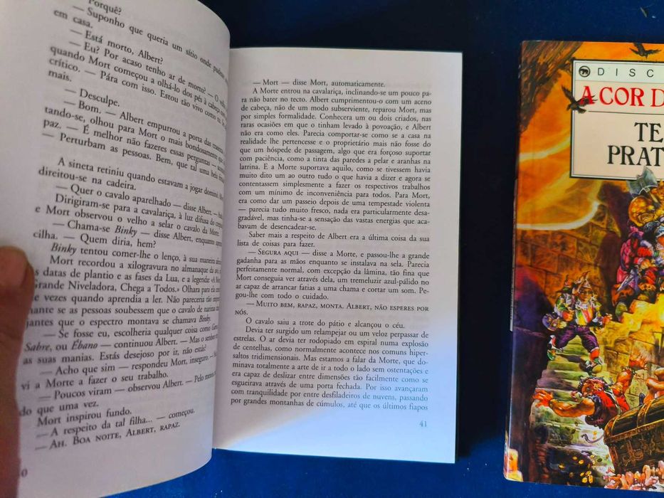 Lote 2 Livros Terry Pratchett "Discworld" (Mort + A Cor da Magia)