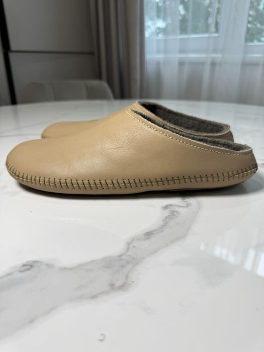 Тапки з натуральної шкіри.