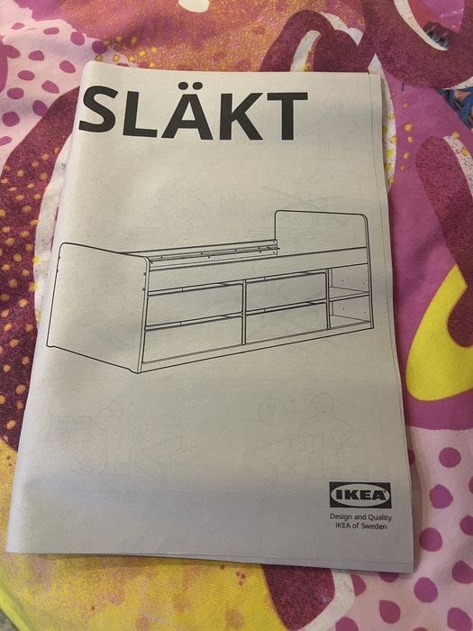 Cama solteiro com gabetas e prateleiras