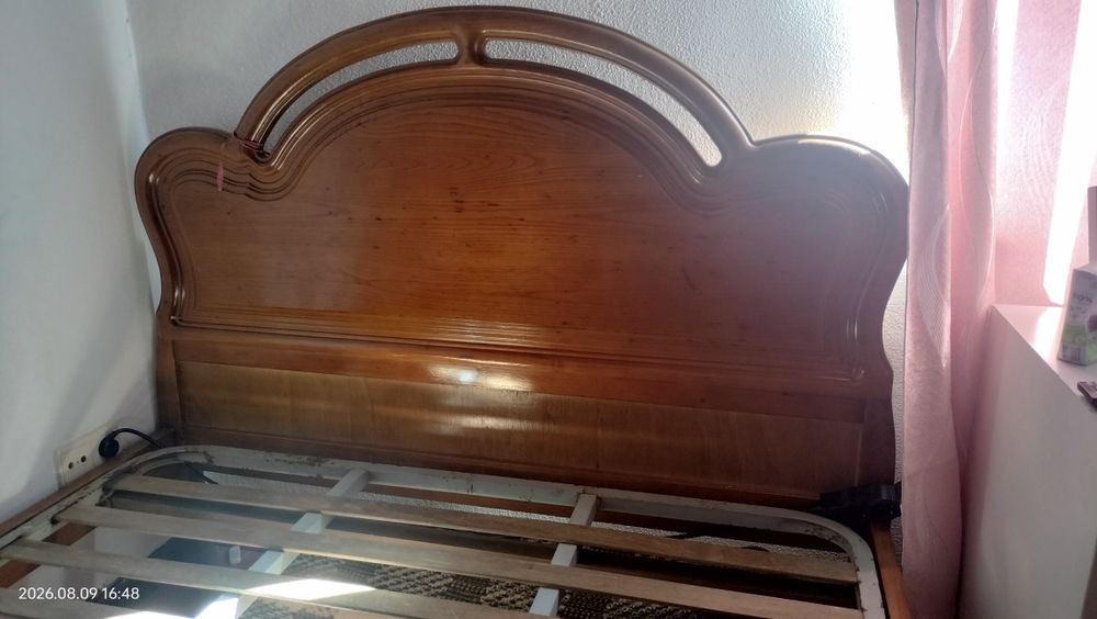 Cama de casal de madeira