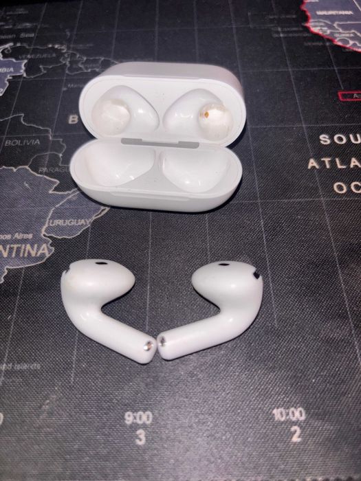 AirPods 4 uszkodzone