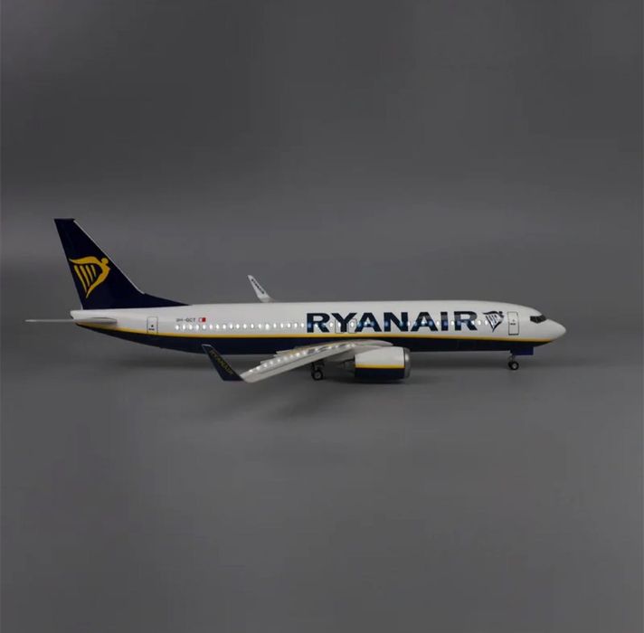Ryanair Boeing 737-800 com luzes led na cabine, escala 1/067