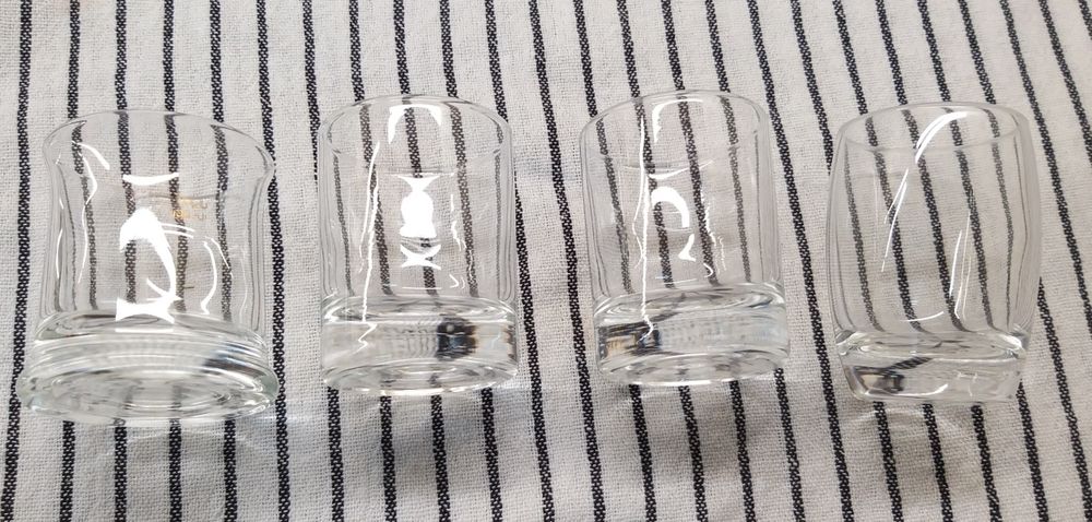 4 copos de 50 ml.