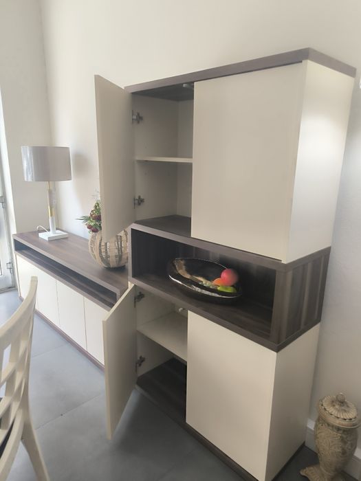 Sala  com móvel TV  aparador vertical  mesa extensível e  4 cadeiras