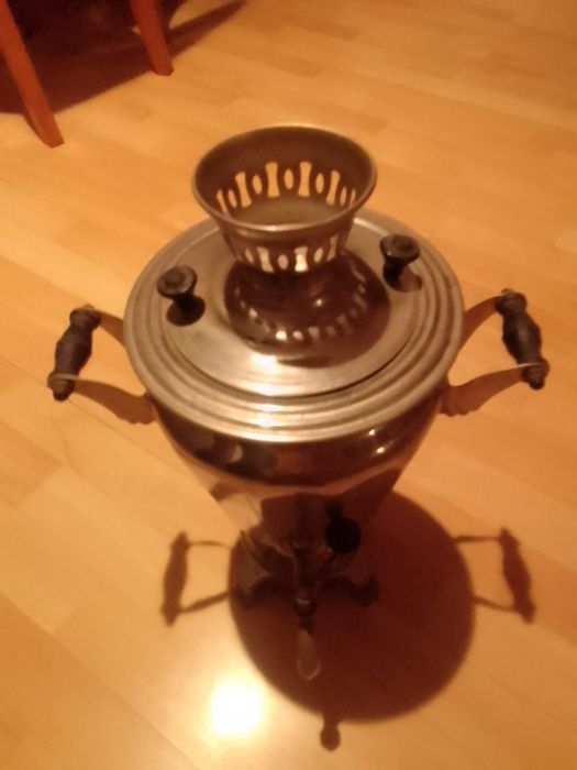 Самовар электрический  в рабочем состоянии.