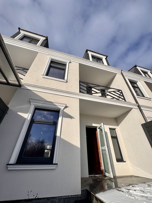 Таунхаус з закритою територією