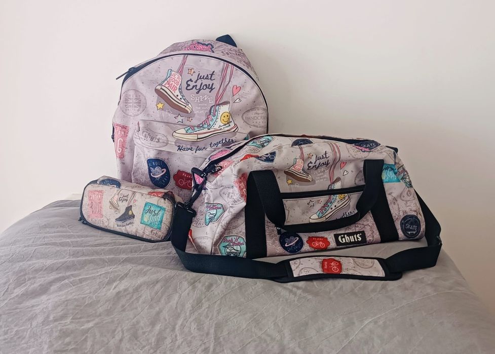 Conjunto de Mochila saco e estojo escolar da marca GHUTS