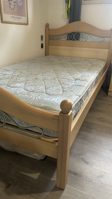 Cama de solteiro Ilídio da Mota em madeira clara (sem colchão)