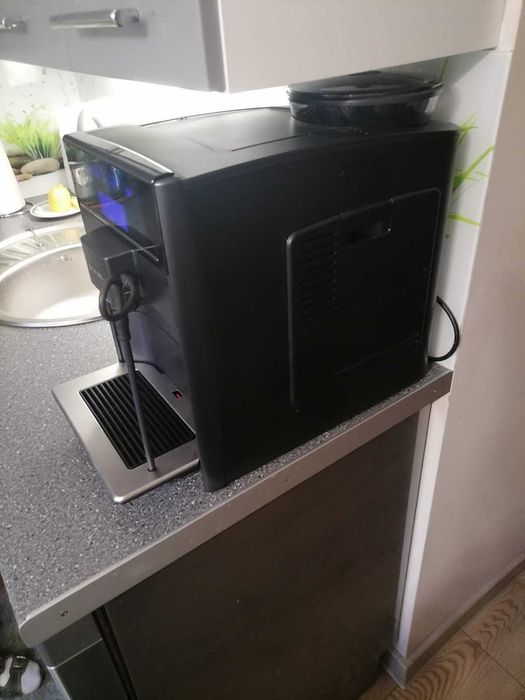 Ekspres EQ6 plus s100 na gwarancji - niemal nieużywany