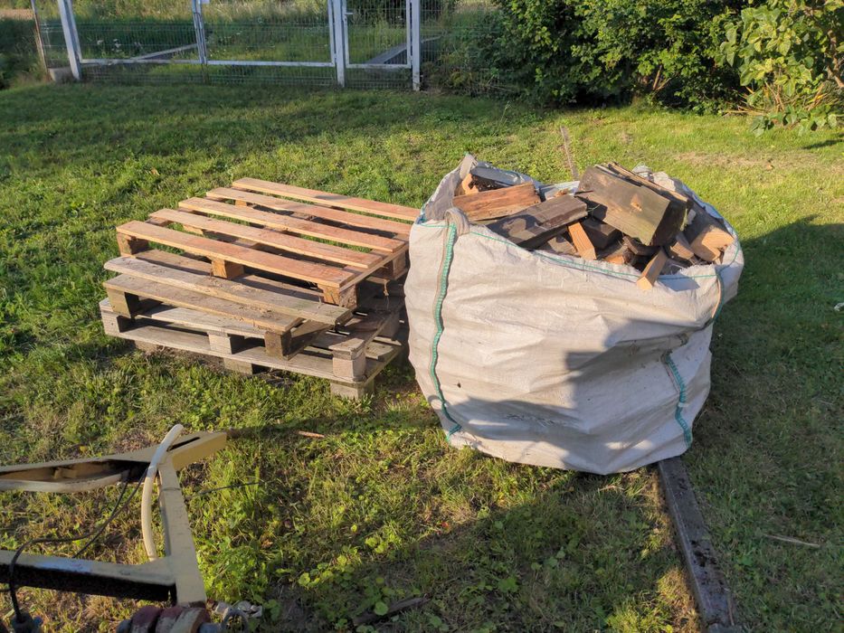 Pocięte deski na opał, drewno, paleta