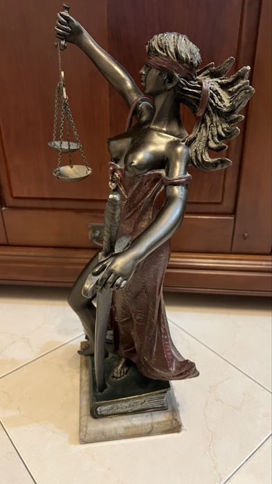 Estátua themis / justiça em bronze e mármore