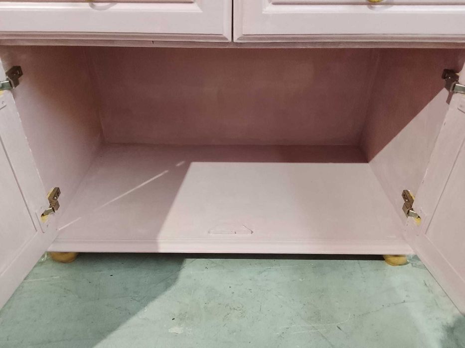 Móvel Pintado na Cor rosa e dourado