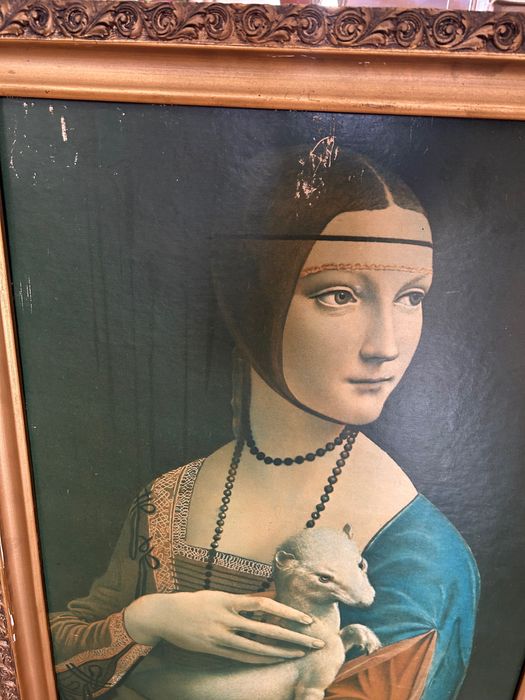 Plakat Dama z Łasiczką w starej ramie drewnianej.