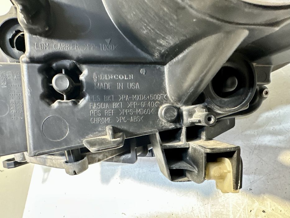 Фара правая Lincoln MKC 2015 2016 2017 2018 2019 USA xenon
