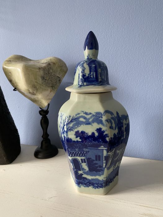 Vaso hexagonal com brasão britânico