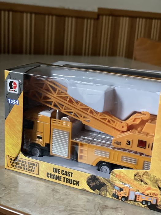 Металеві машинки на подарунок пожежна і автокран