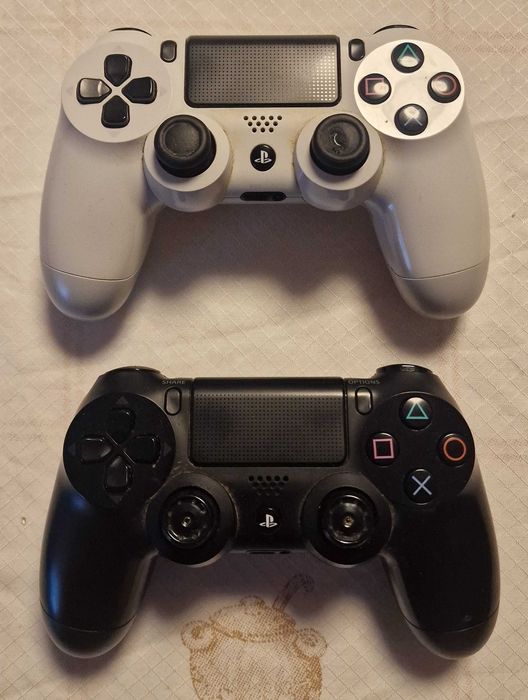 PlayStation 4 1Tb + 2 comandos DualShock 4 + 12 jogos