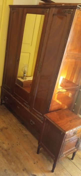 Cama de solteiro e guarda fatos
