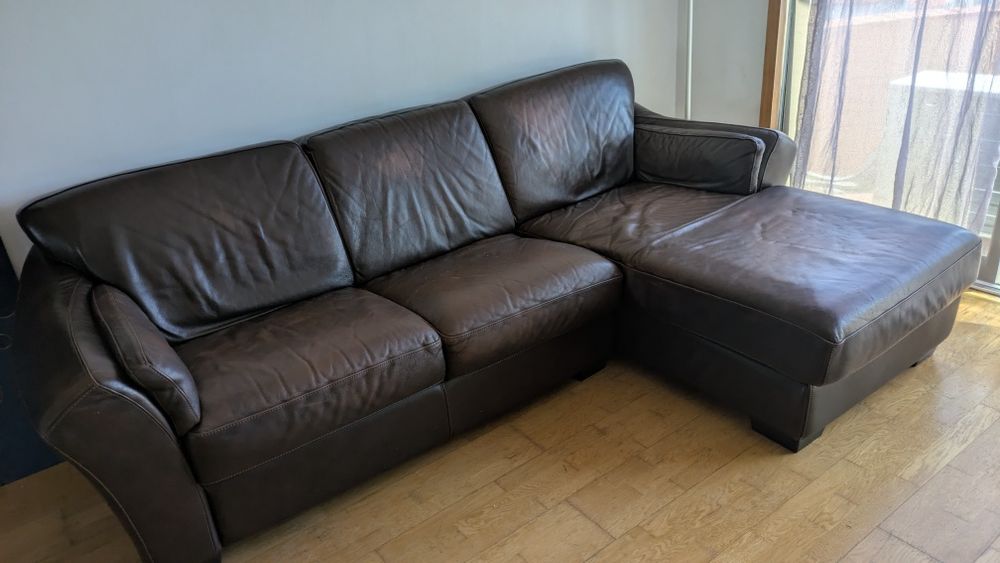Sofá chaise longue, em pele  castanho, em bom estado