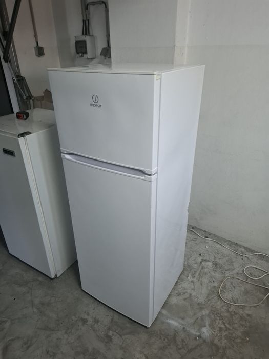 Frigorífico indesit a um preço acessível 1.41 altura e 0,54 largura de momento so congela em cima no congelador,  a parte de baixo faz pouco frio.