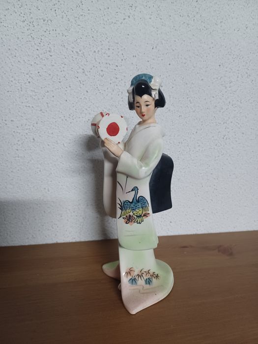 Estatueta de Gueixa Japonesa em porcelana