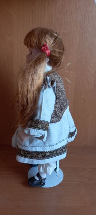 Кукла фарфоровая
