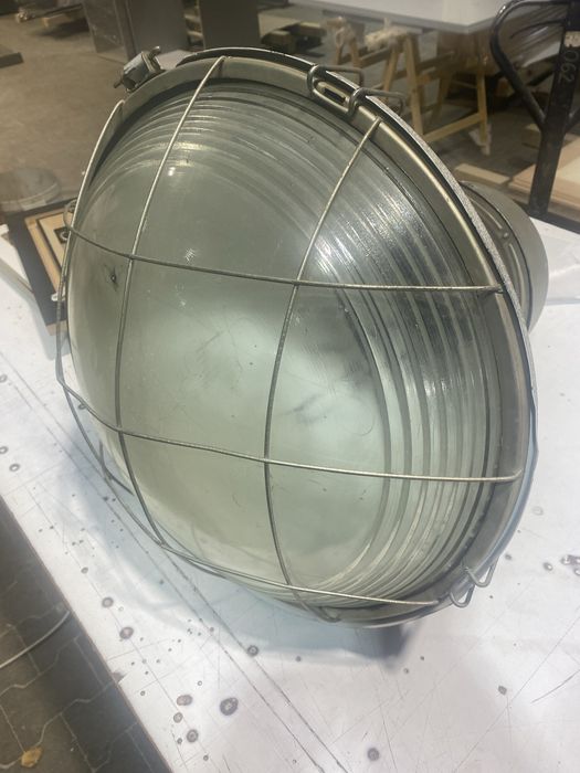 Stara lampa garażowa