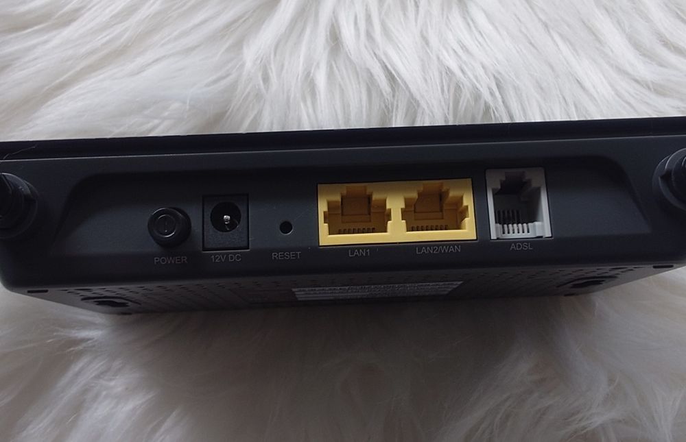 60Netgear n300 WiFi DSL Modem Router