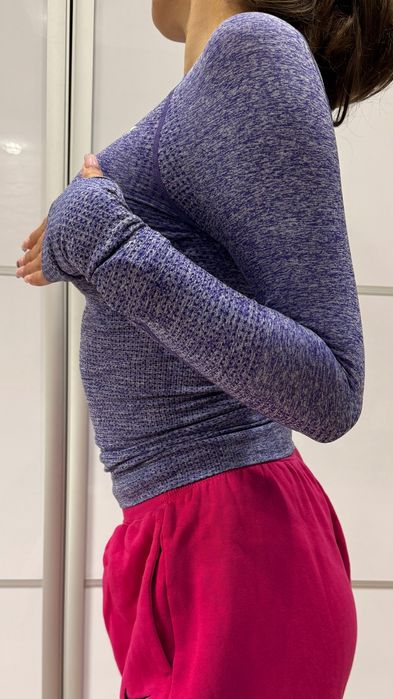 Fioletowy longsleeve modelujący brzuch GymShark XS podkreślający