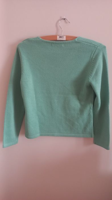 Sweter miętowy z dekoltem w serek