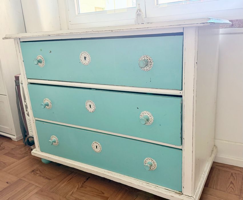 Vendo cómoda! Pode ser usada tanto no quarto como na sala!