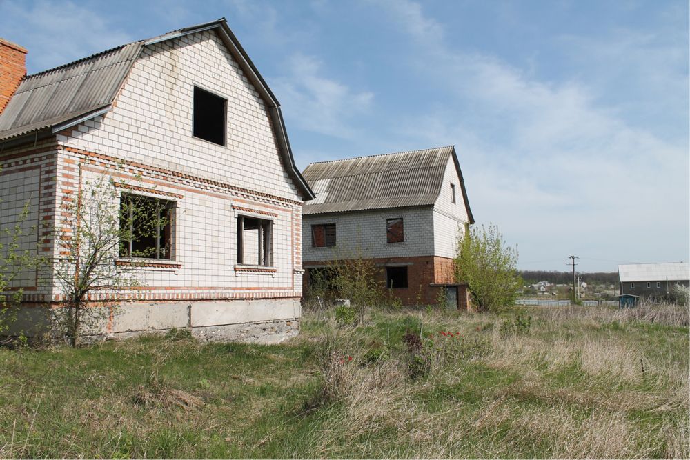 Продам недобудований будинок з ділянкою 12 соток,м.Бар