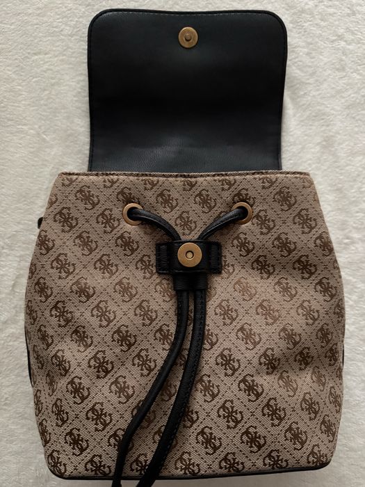 Жіночий рюкзак Guess