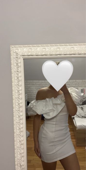 Piekna biala sukienka z falbaną