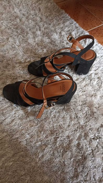 Sandálias Pretas Seaside – Novas, Tamanho 37 (Erro na Compra)