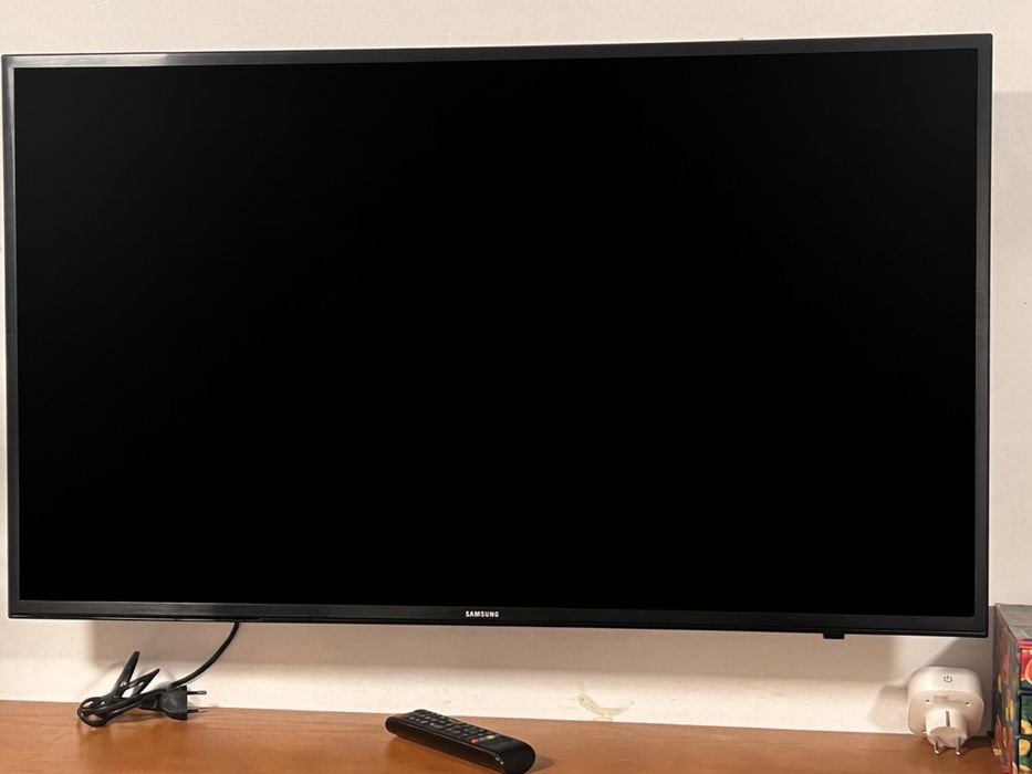 Samsung 40” 4K Smart TV UE40KU6070U + suporte de parede VESA