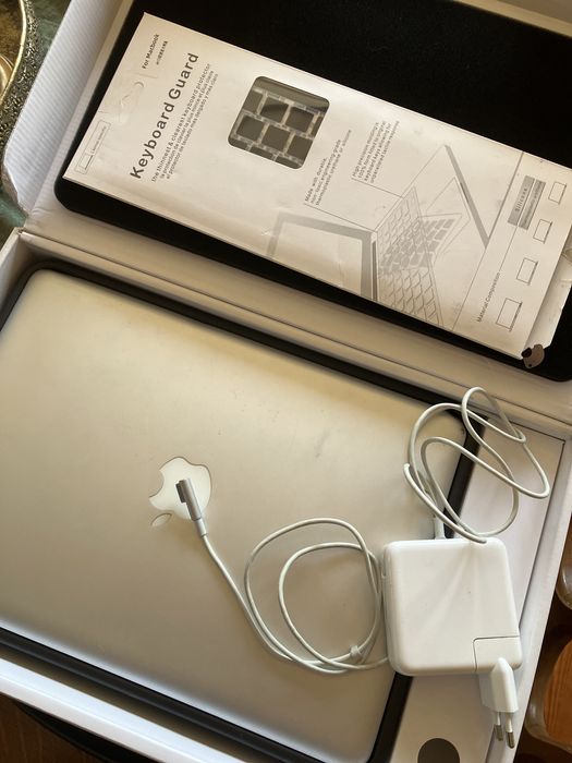 MacBook Pro 13  z ładowarką i oryginalnym pudełku
