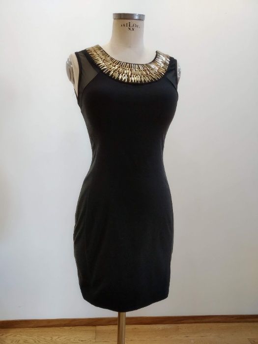 Vestido curto preto com escapulário dourado