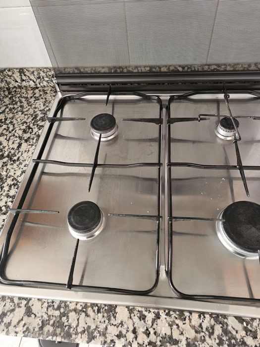 Fogão a gás e forno elétrico