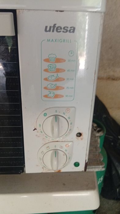 Mini forno a funcionar arrumado na garagem marca Ufesa