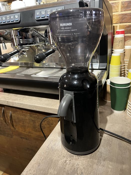 Кавомолка професійна GRINTA MANUAL Nuova Simonelli чорна Італія