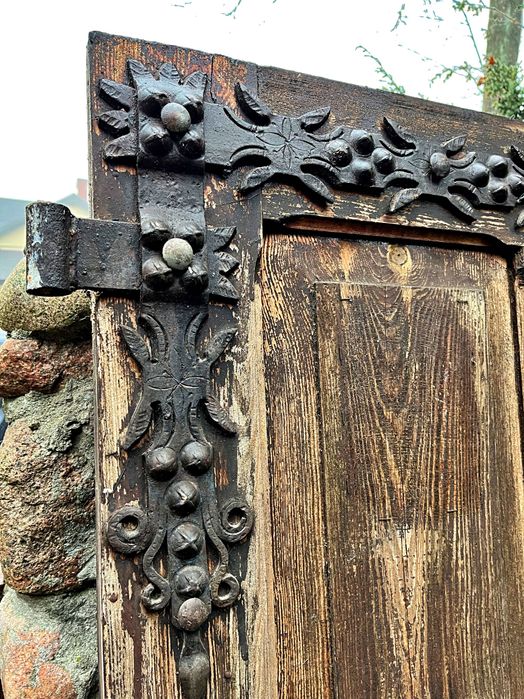 Drewniane drzwi garażowe[brama] z pięknymi okuciami + drzwi wejściowe