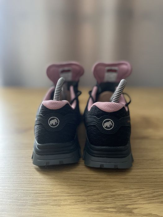 Це жіночі трекінгові кросівки Mammut